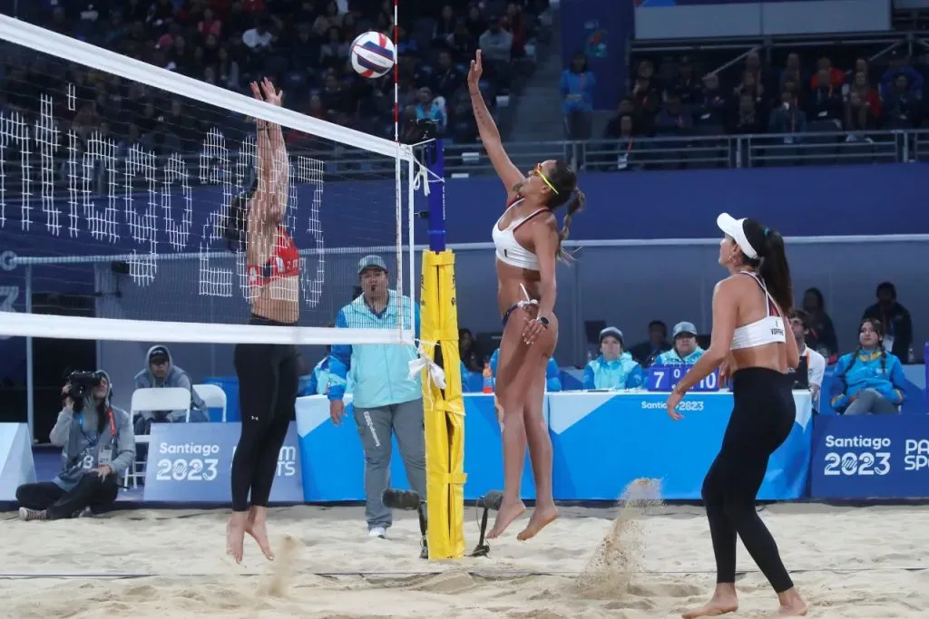 Francisca Rivas y Chris Vorphal en acción ante Costa Rica en Santiago 2023 (Photosport).