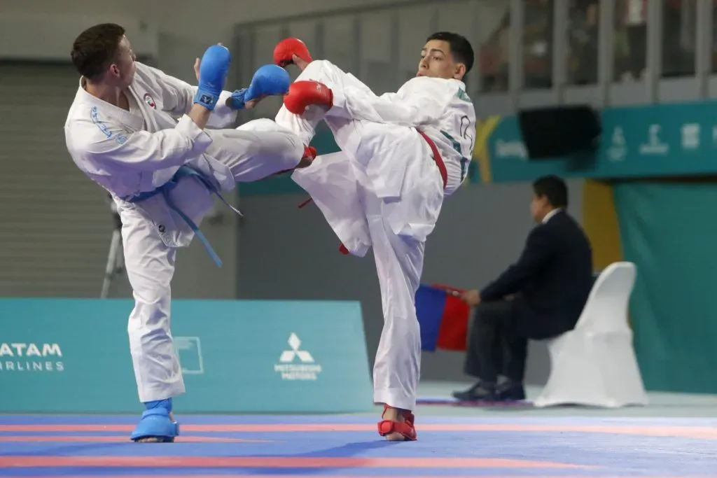 Tomás Freire y Camilo Velozo se enfrentaron en la primera semifinal de la categoría -67 kilos | Photosport