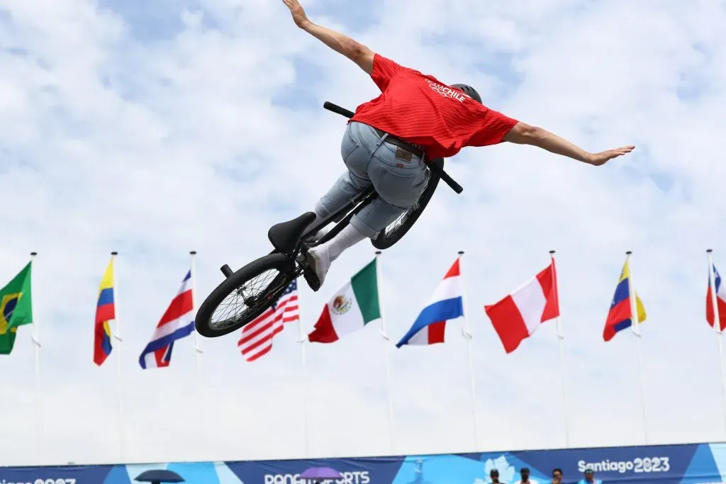 Jose Cedano voló lo más alto para lograr la medalla de plata en Santiago 2023. (Foto de Mauricio Ulloa/ Santiago 2023 vía Photosport).