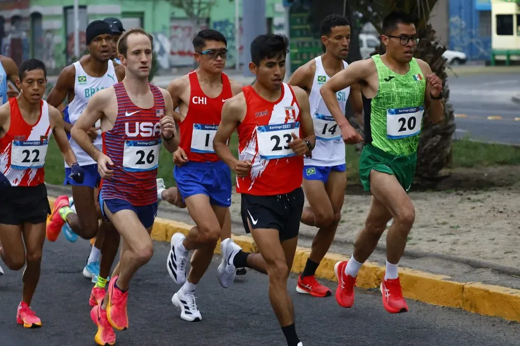 Hugo Catrileo (16) sumó la tercera medalla chilena en Santiago 2023 al terminar en el segundo puesto en la Maratón masculina. | Foto: Photosport / Santiago 2023