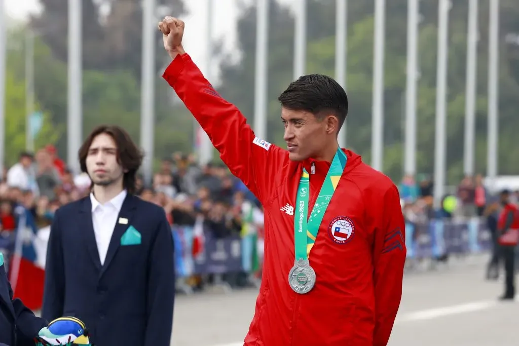 Hugo Catrileo festeja la medalla de plata que ganó en la maratón. (Aton Chile).