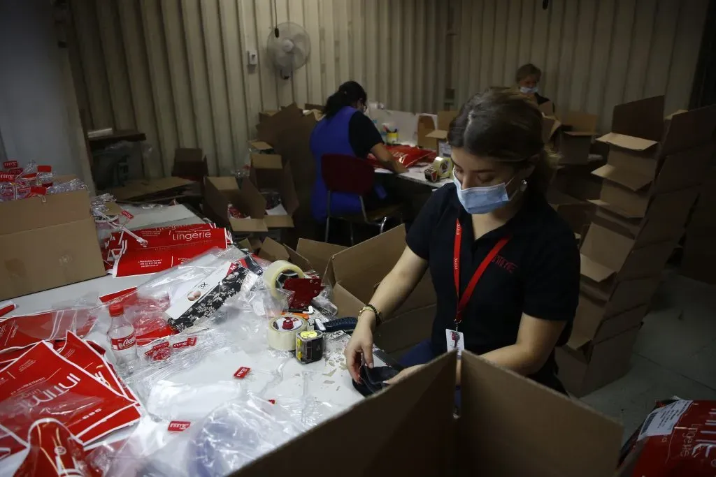 Mujer chilena trabajando (Aton Chile)