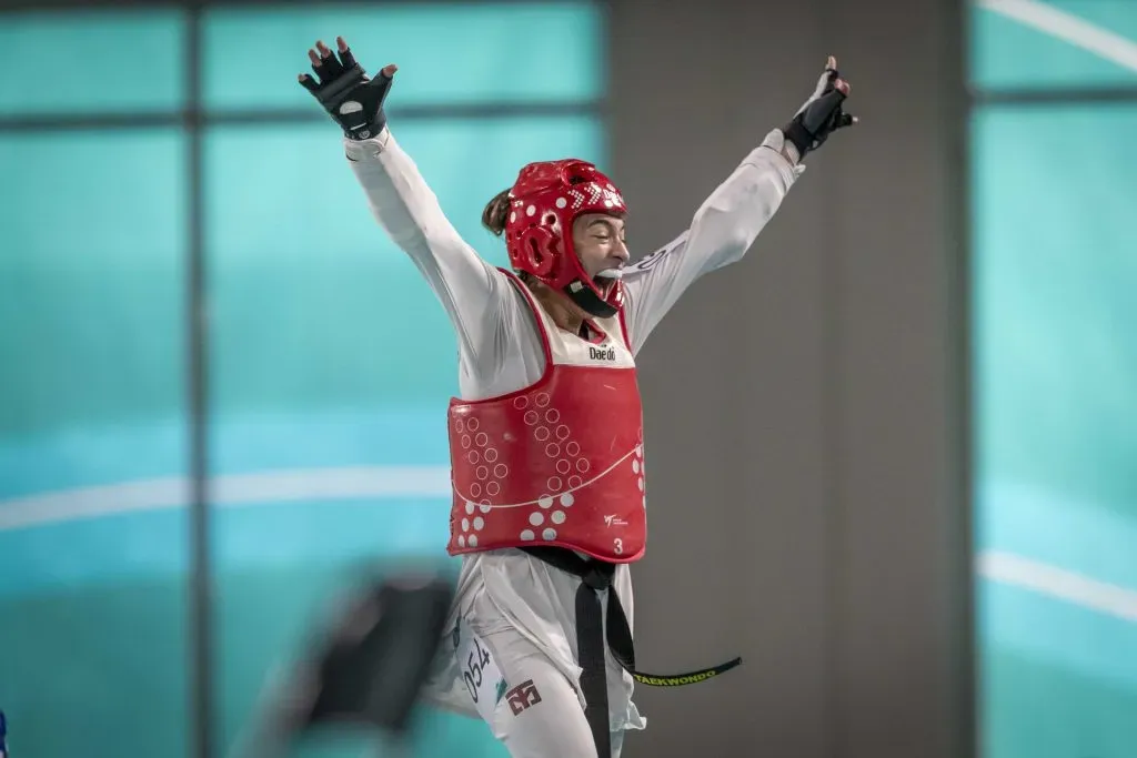 Claudia Gallardo de Chile se enfrenta a Nicole Kraayeveld de Canada durante la competencia de Taekwondo Kyorugui en los Juegos Panamericanos Santiago 2023  (Foto de Cristian Soto / Santiago 2023 vía Photosport)