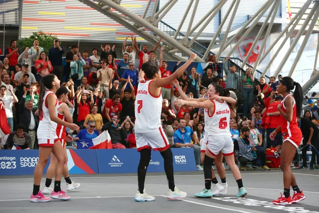 La celebración de las jugadoras de Chile con la medalla de bronce en Santiago 2023. (Foto de Alex Diaz/Santiago 2023 vía Photosport)
