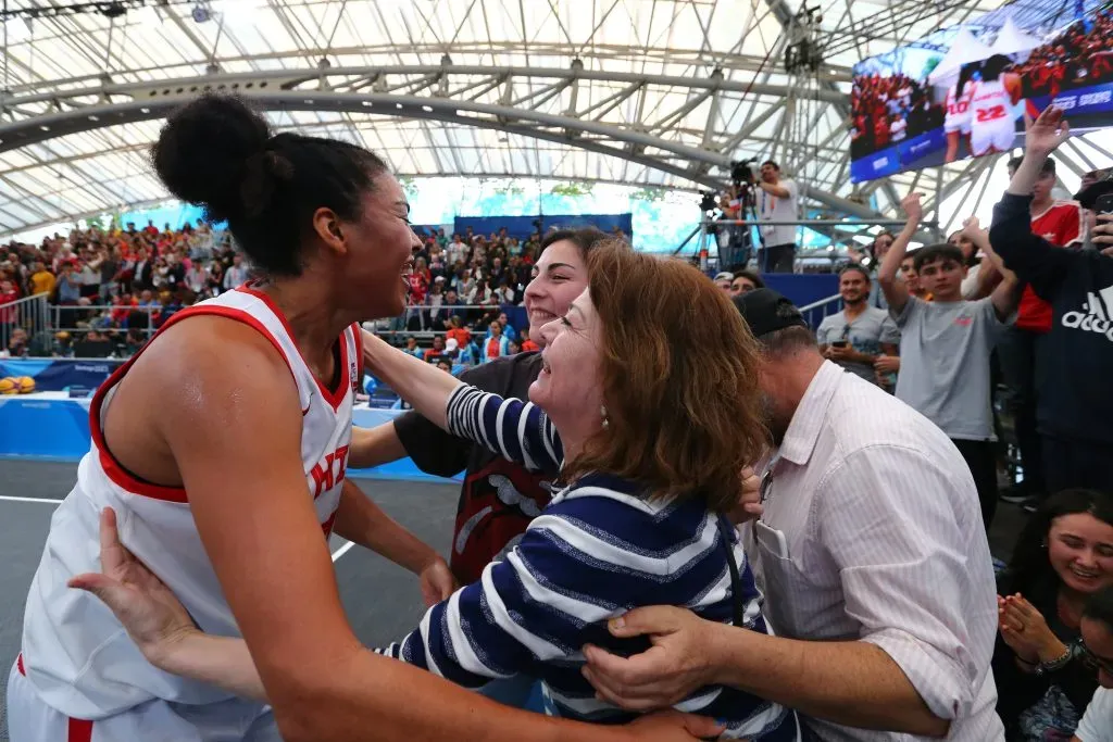 Ziomara Morrison festeja con el público chileno en Santiago 2023.. (Foto de Alex Diaz/Santiago 2023 vía Photosport)