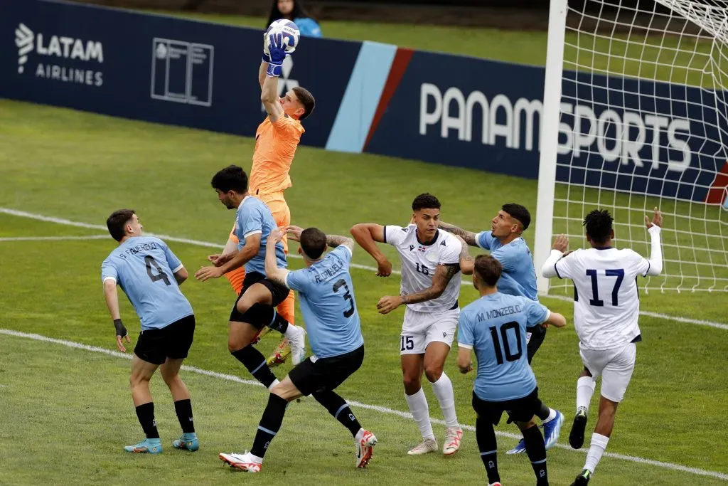 Saldivia tuvo un gran rendimiento en el debut de Uruguay Sub 23 en Santiago 2023. | Foto: Photosport