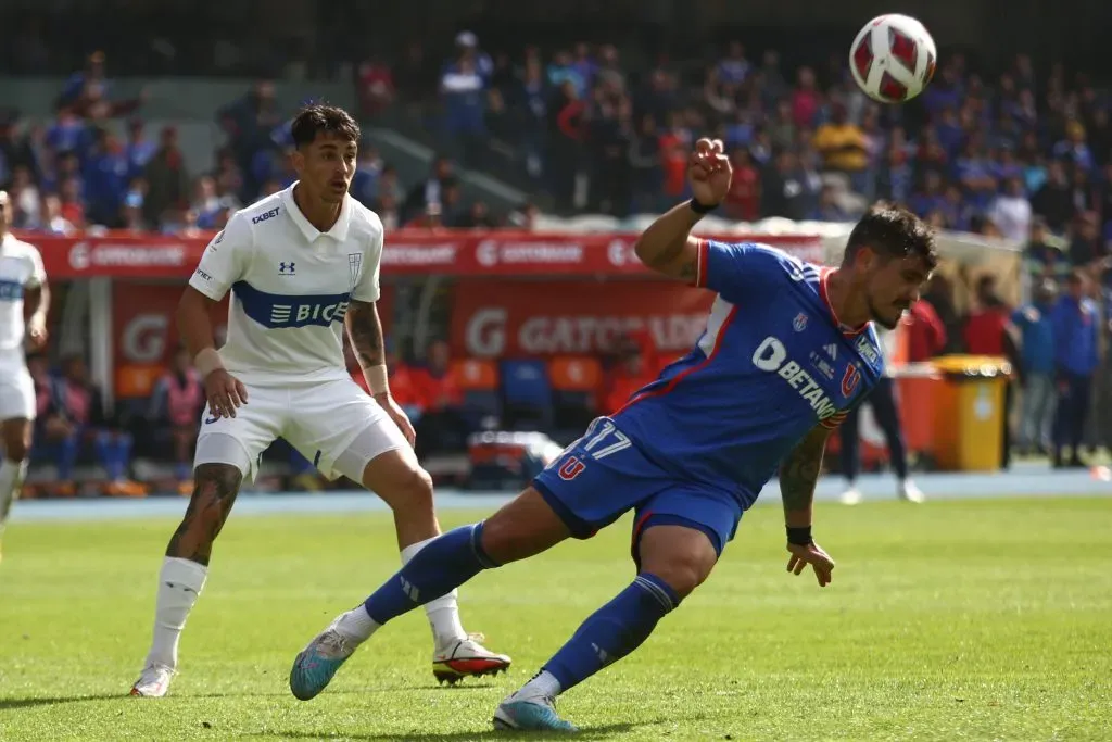 El último Clásico Universitario fue por la fecha 12 del Campeonato Nacional 2023, en un duelo que partió en Concepción y acabó en Santiago, la U venció 3-0 a la UC. | Foto: Photosport