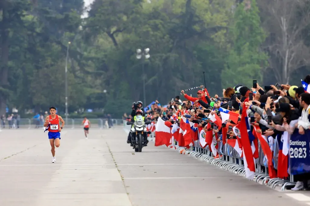 Hugo Catrileo ganó la medalla de plata tras llegar segundo en el maratón masculino de Santiago 2023. | Foto: Photosport