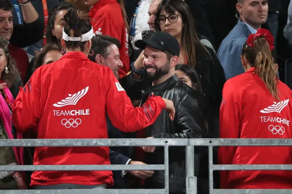 El presidente Boric ha llegado a alentar a Chile en varios deportes. | Foto: Photosport