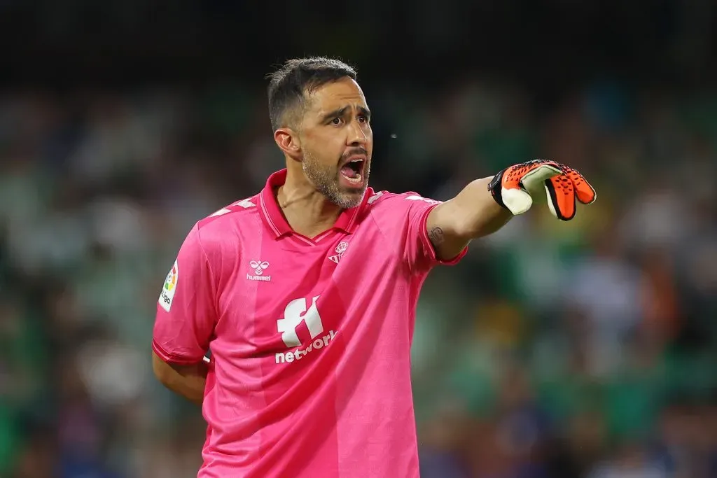 Claudio Bravo es uno de los jugadores chilenos que en la actualidad se desempeña en el fútbol español, en el Real Betis. Foto: Getty Images.