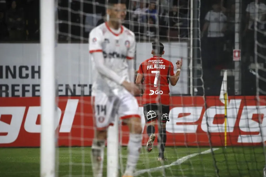 Carlos Palacios festeja un gol en el 6-1 de Colo Colo ante La Calera por la Copa Chile. (Jonnathan Oyarzún/Photosport).