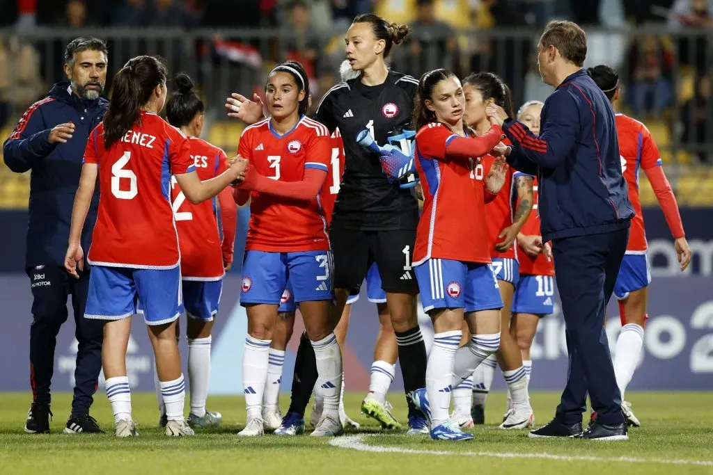 Así se fue Tiane Endler de la cancha tras la caída de la Roja. (Martin Thomas/Santiago 2023 via Photosport).