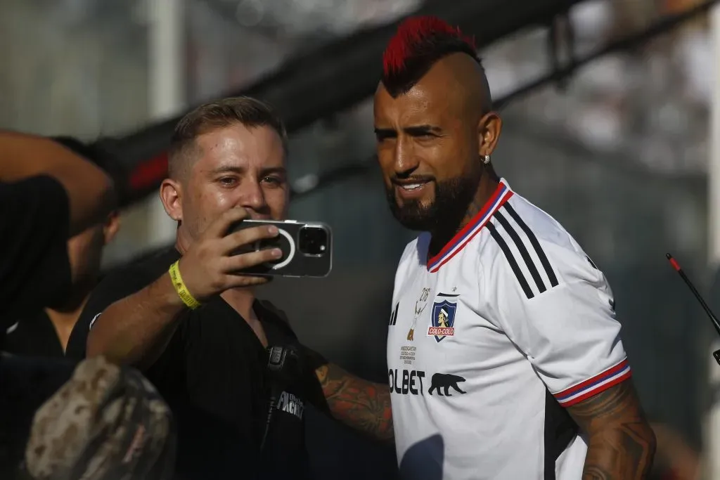 Vidal hace importantes gestos por Colo Colo. Foto: Jonnathan Oyarzun/Photosport