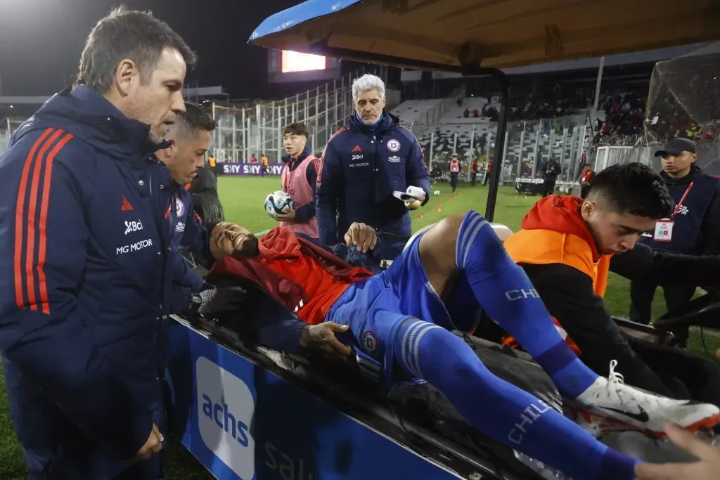 Vidal salió lesionado del duelo de la Roja ante Colombia. Foto: Andres Pina/Photosport