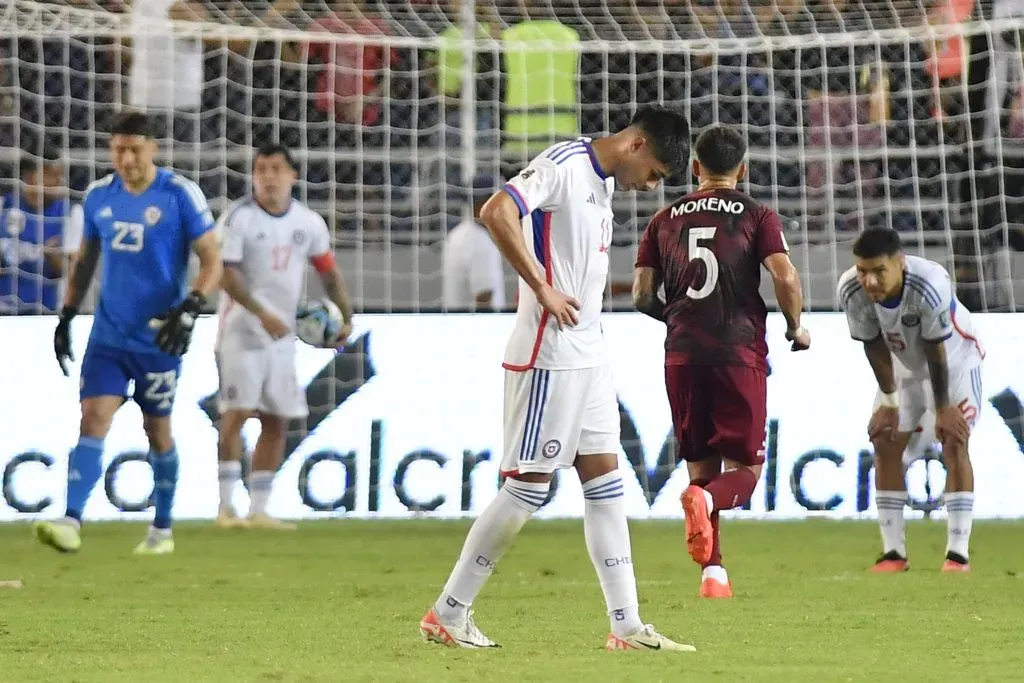 La derrota ante Venezuela por la fecha 4 de las Eliminatorias le costó caro a La Roja. | Foto: Photosport