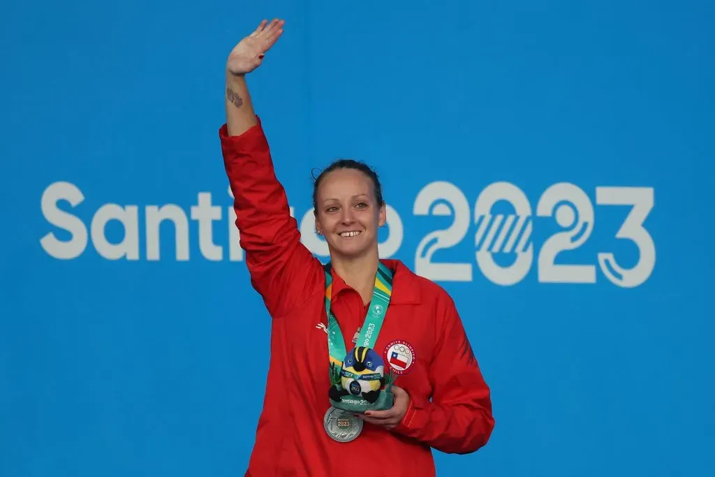 Kristel Köbrich celebra su medalla de plata con el apoyo del público chileno. (Foto de Alejandro Pagni/Santiago 2023 vía Photosport)