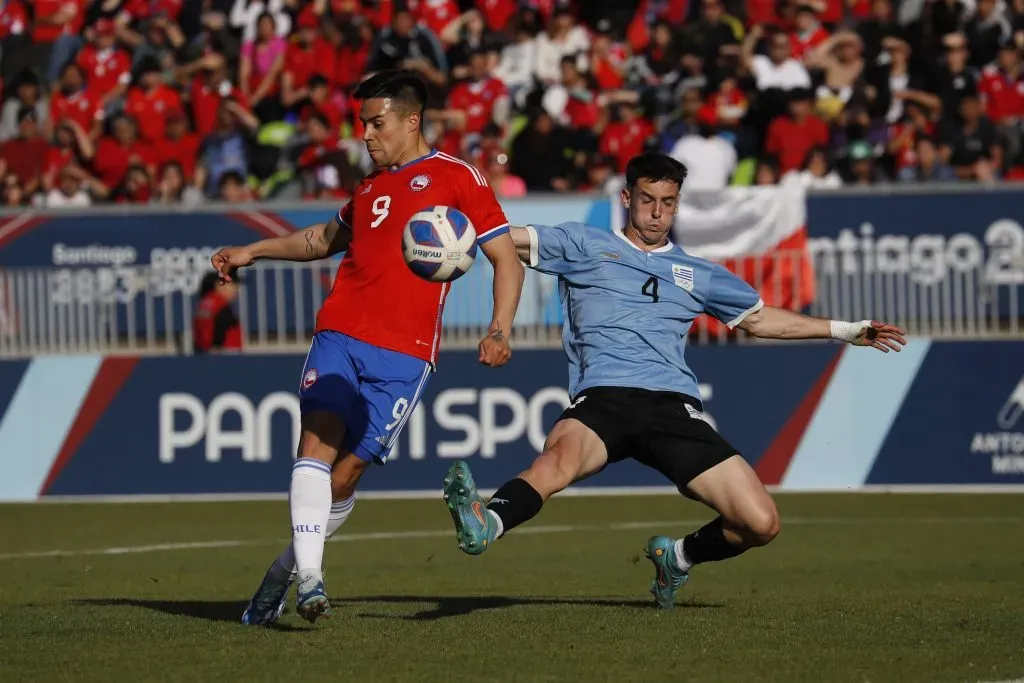 Aravena anotó un golazo ante Uruguay. | Foto: Photosport