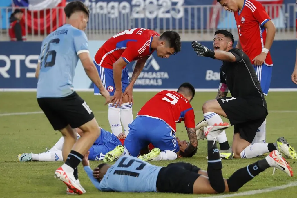 Cortés pidió desesperado que entraran a asistir a Loyola tras un fuerte choque con un jugador uruguayo. | Foto: Photosport