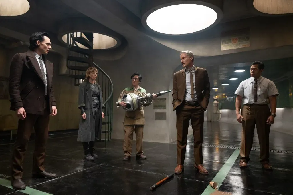D-90 fue podado por X-5 (o Brad Wolfe) y secuestró a Victor Timely para así llevarlo a Ravonna y Miss Minutes para que revelará los planes para salvar la TVA. Créditos: Marvel Studios y Disney+
