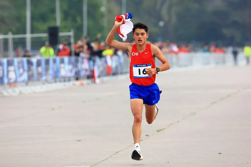 Hugo Catrileo y su medalla de plata en la maratón de Santiago 2023: recibido como rockstar en Puerto Saavedra.