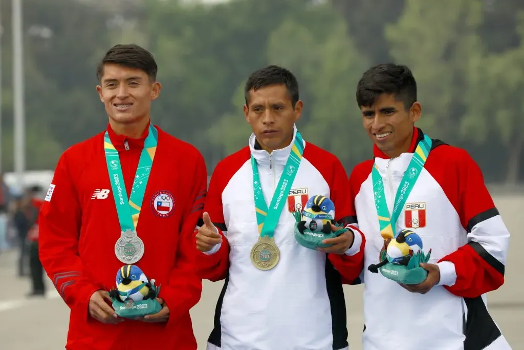 Hugo Catrileo en el podio de la maratón de Santiago 2023.