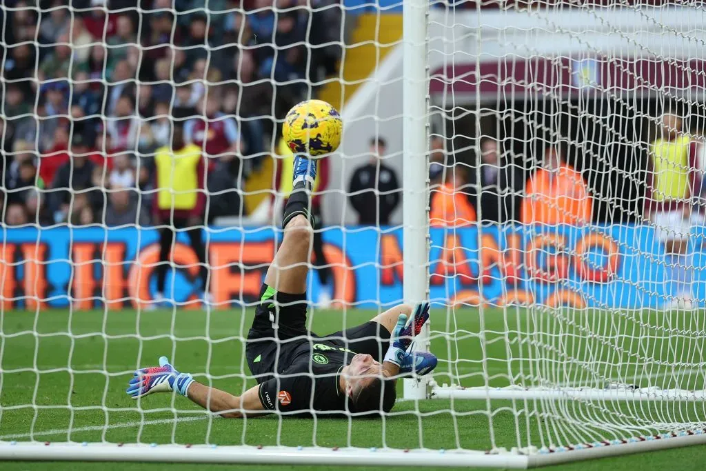 Emiliano Martínez anotó un gol en contra ante Luton, pero Aston Villa igual sumó una nueva victoria en la Premier League | Getty Images