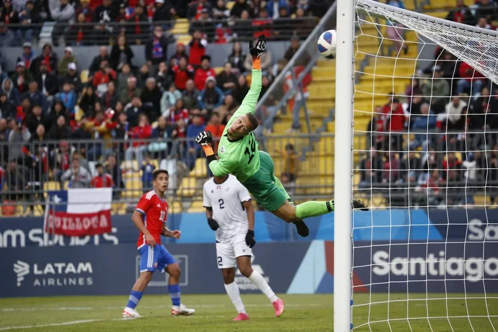 El lindo cabezazo de Lucas Assadi para darle el 3-0 parcial a Chile. (Raúl Zamora/Santiago 2023 via Photosport)..
