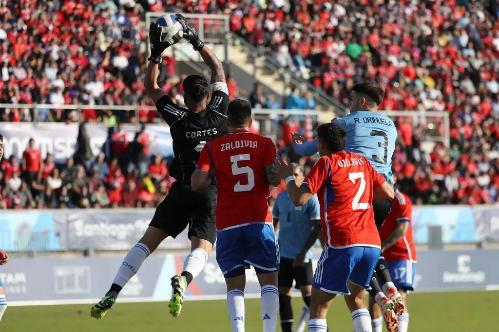 Brayan Cortés descuelga un centro en el partido que Chile le ganó a Uruguay en el Grupo A. (Manuel Lema O/Santiago 2023 vía Photosport).