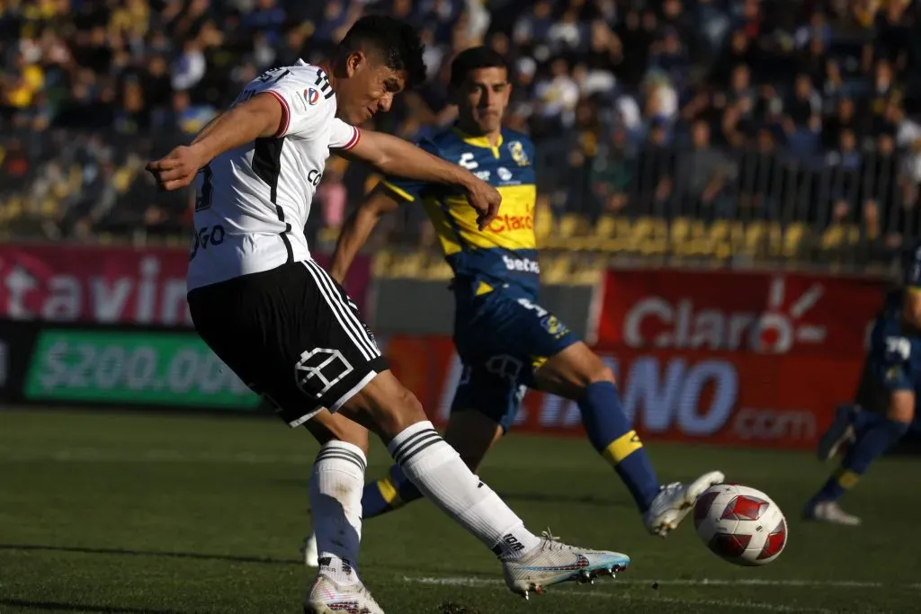 Damián Pizarro en Colo Colo: intenta un remate con la pierna derecha. (Andrés Piña/Photosport).