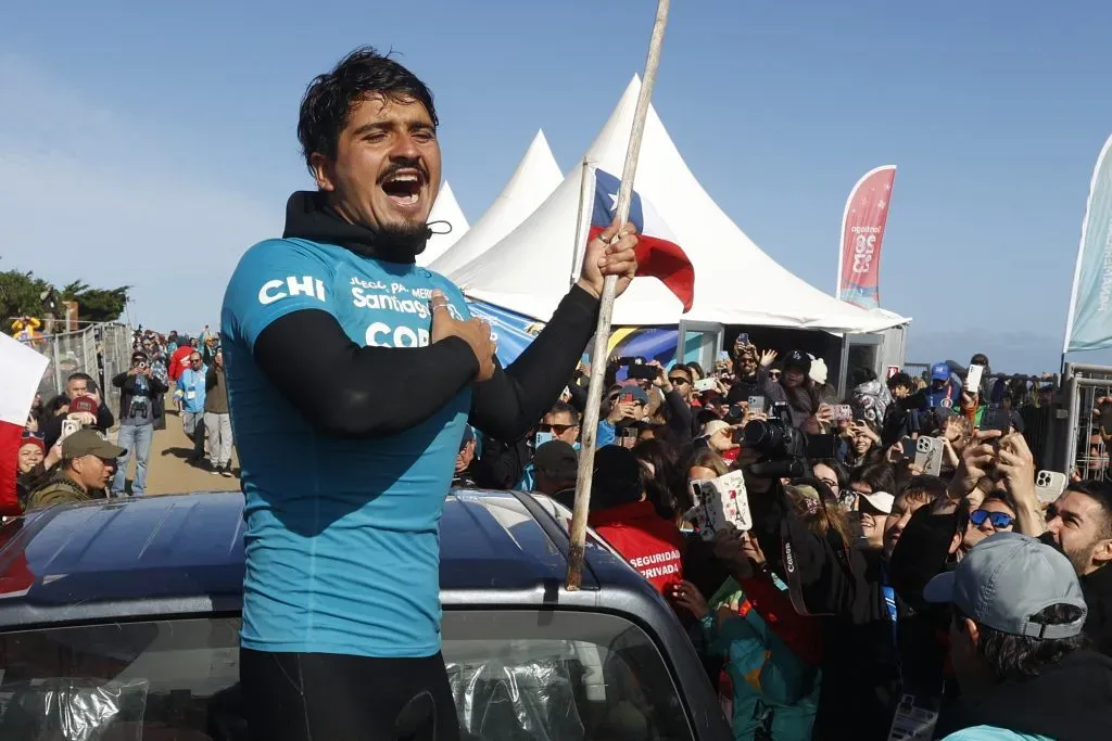 Rafael Cortéz tuvo el apoyo de todos en Pichilemu y se llevó la plata. Foto: Photosport.