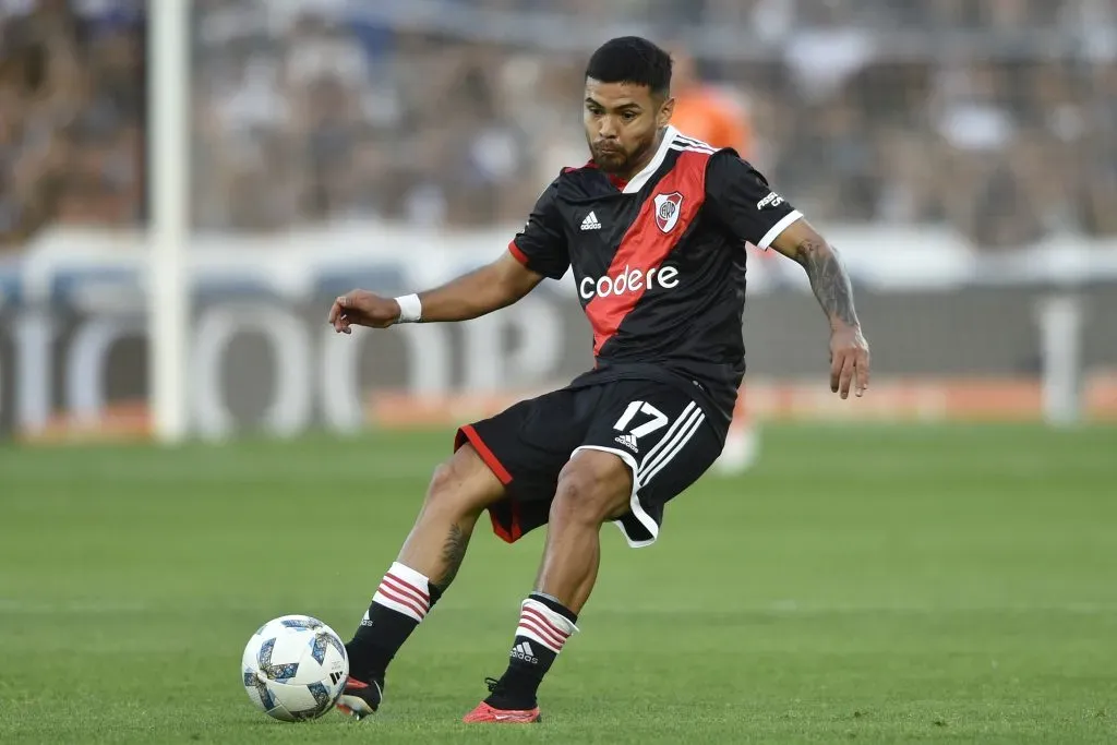 Paulo Díaz en acción ante Gimnasia y Esgrima de La Plata. (Gustavo Garello/Getty Images)