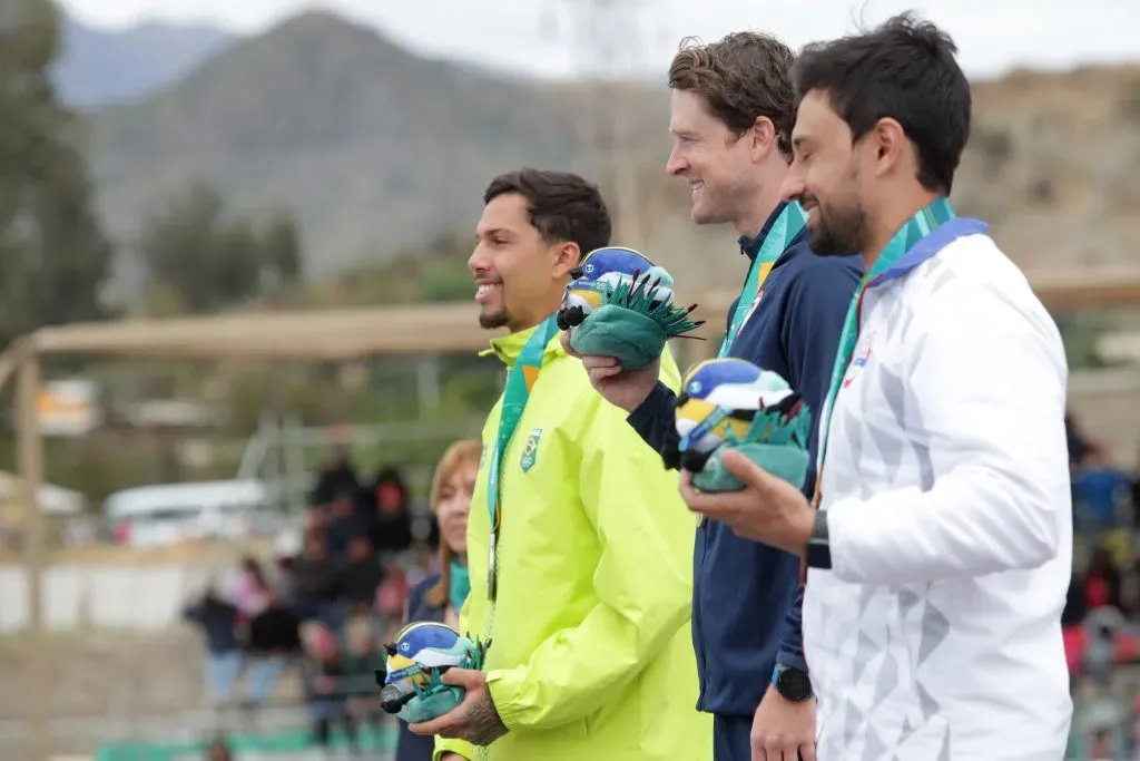 Zachary Lokken (al medio) ganó la medalla de oro en canotaje masculino slalom C1. | Foto: Photosport / Santiago 2023