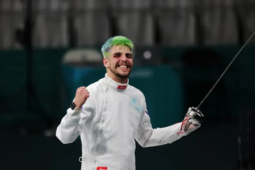 Pablo Núñez celebra junto a la gente que lo fue a ver en Santiago 2023. (Foto de Felipe Quintana/Santiago 2023 vía Photosport)