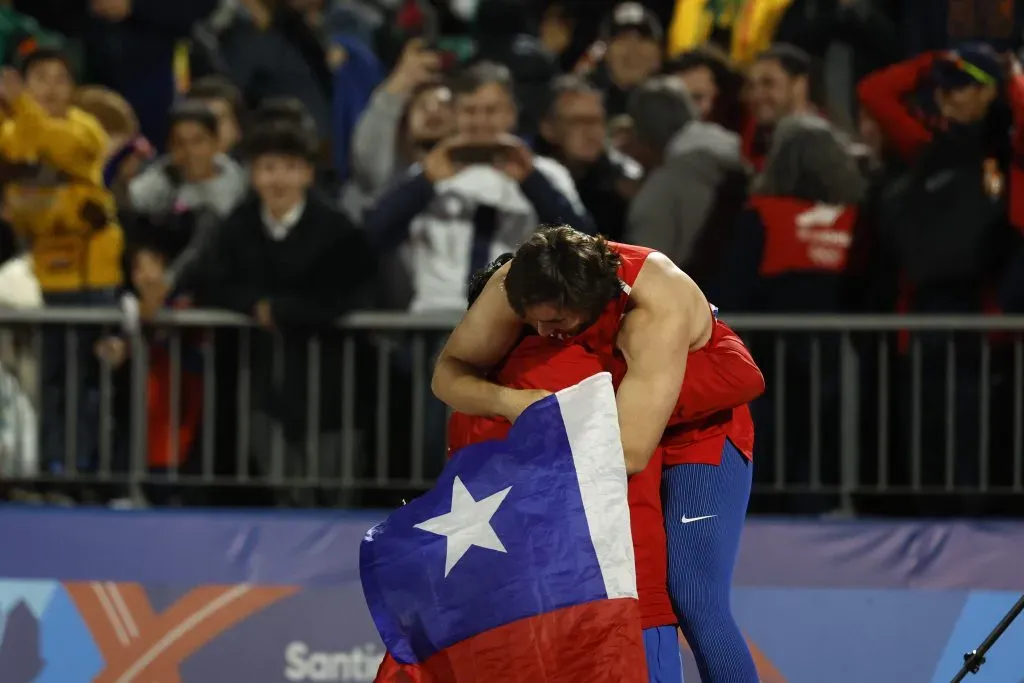 La celebración de Lucas Nervi con su medalla de oro en el lanzamiento del disco. (Foto de Andres Pina/Santiago 2023 via Photosport).