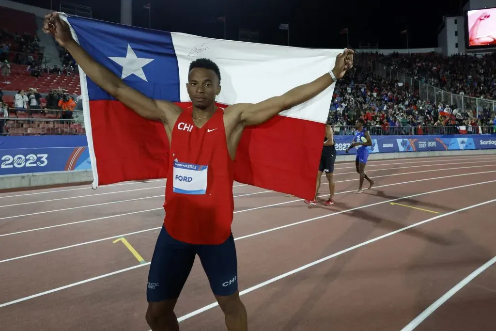 Así festejó Santiago Ford la medalla de oro que ganó en el decatlón de Santiago 2023.(Andrés Piña/Santiago 2023 via Photosport).