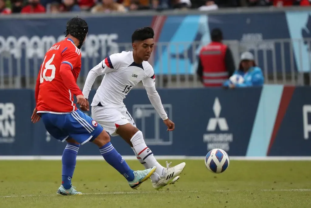 Felipe Loyola marca a Sergio Oregel en el duelo entre Chile y Estados Unidos. (Photosport).