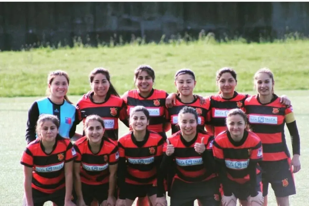 La delantera comenzó a los 14 años a jugar por Rangers de Talca, donde en dos oportunidades se tuvo que poner al arco.