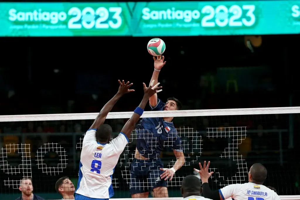 Chile luchó contra Colombia y el arbitraje en los cuartos de final del Vóleibol masculino. Foto: Photosport.