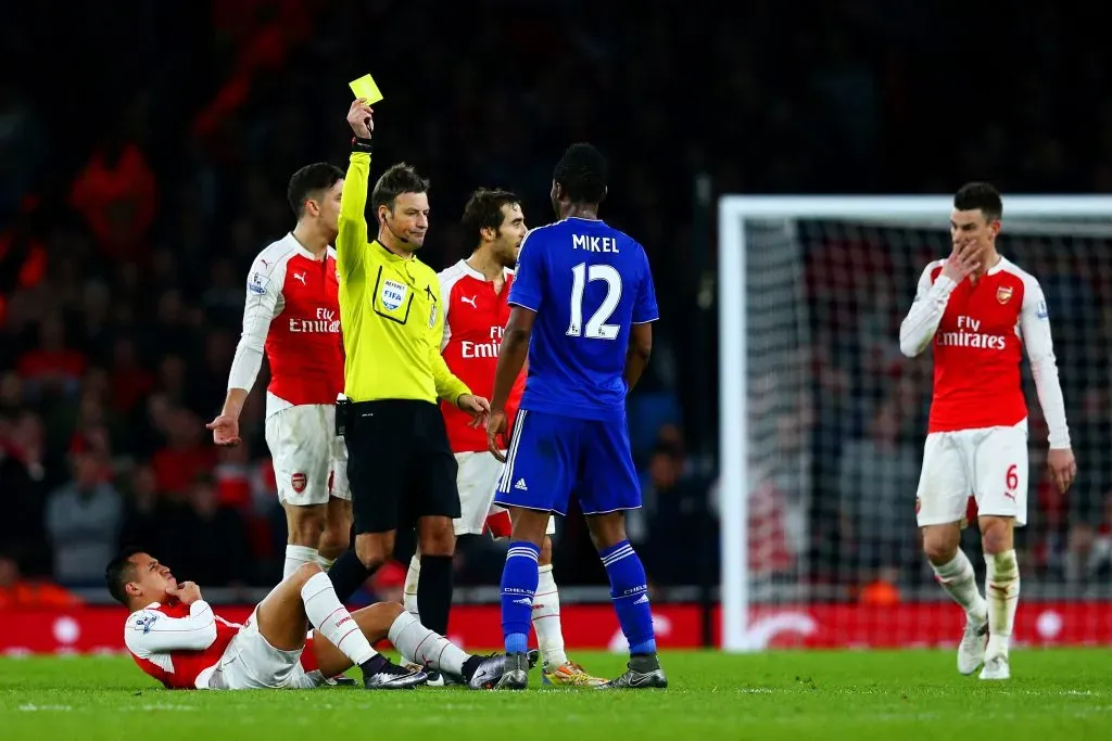 Mark Clattenburg amonesta a John Obi Mikel por una infracción a Alexis Sánchez. (Clive Mason/Getty Images)