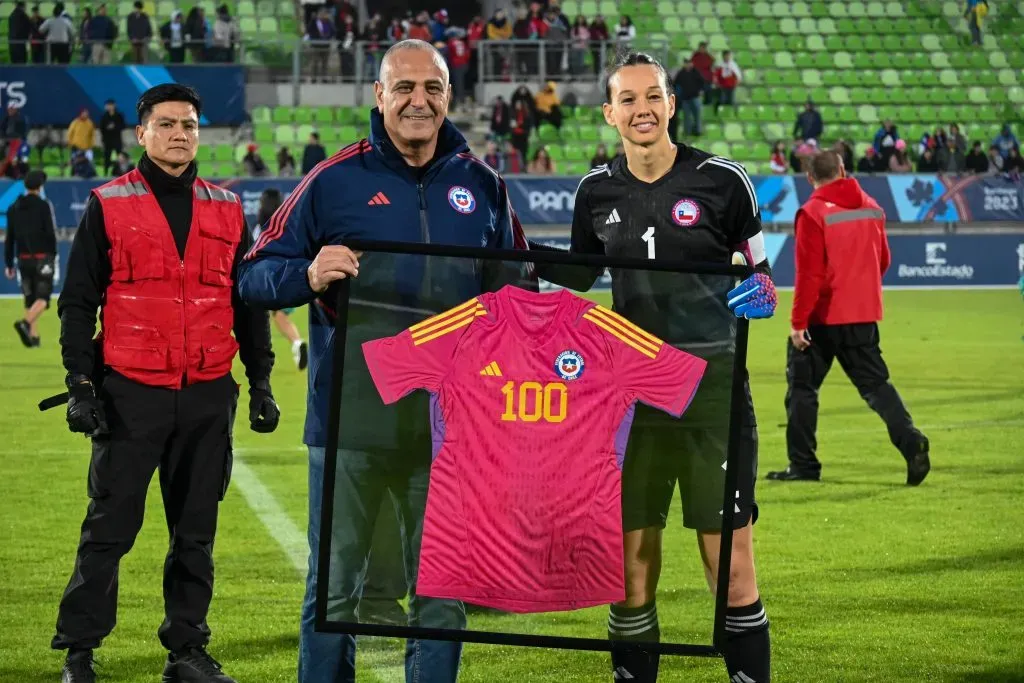 Pablo Milad y Christiane Endler compartieron en el homenaje a la portera en el debut en Santiago 2023. | Foto: Contragolpe.cl