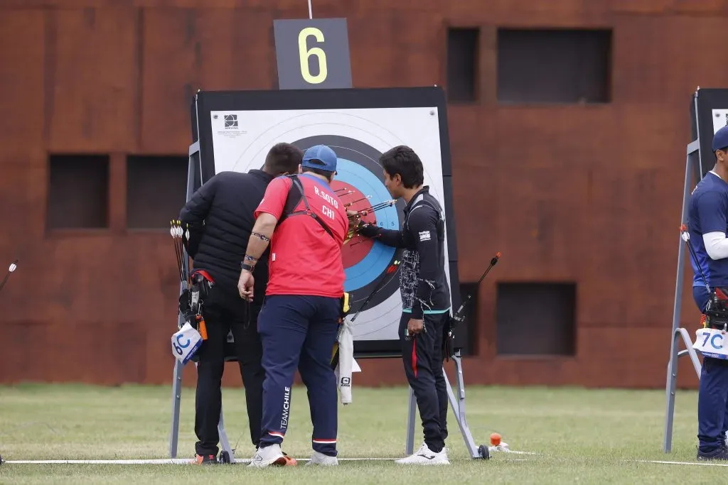 Ricardo Soto comenzó la competencia por medalla en el tiro con arco de Santiago 2023. | Foto: Photosport / Santiago 2023.