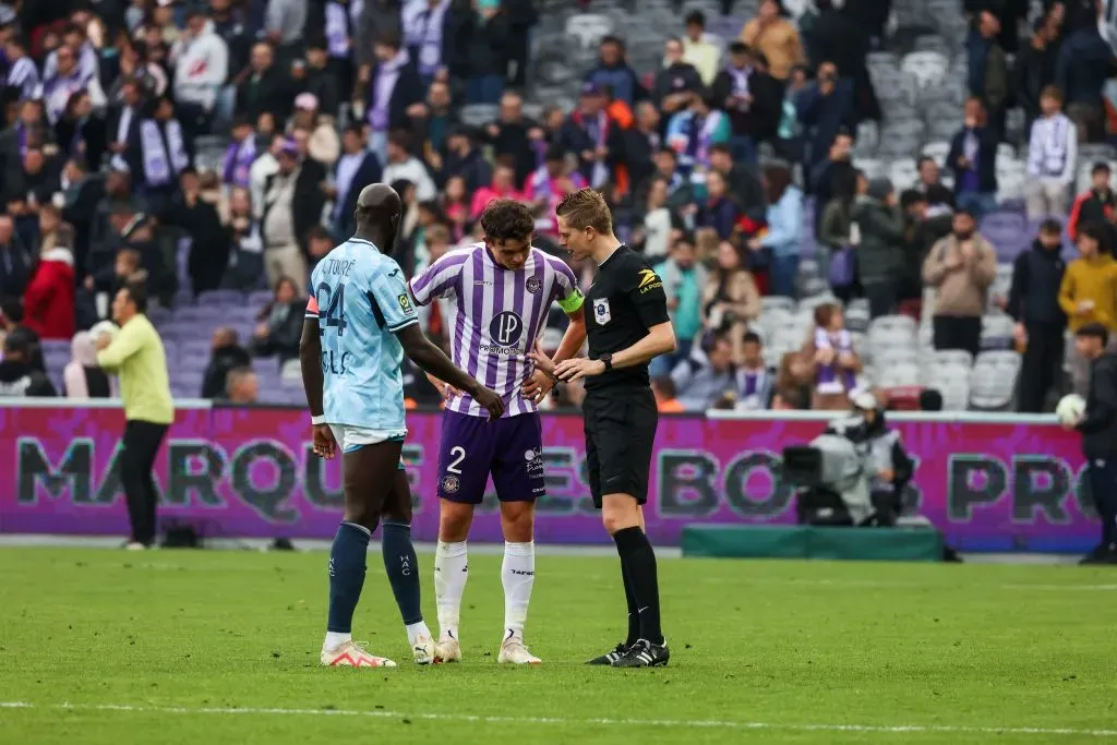 El árbitro juntó a los capitanes en el centro de la cancha cuando se suspendió el duelo por la alarma de incendio | Toulouse F.C.