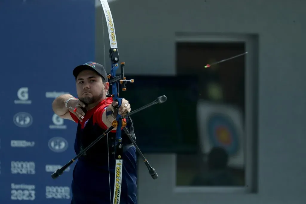 Ricardo Soto obtuvo la medalla de bronce en el tiro con arco en los Juegos Panamericanos Santiago 2023. (Foto de Raul Bravo /Santiago 2023 va Photosport).