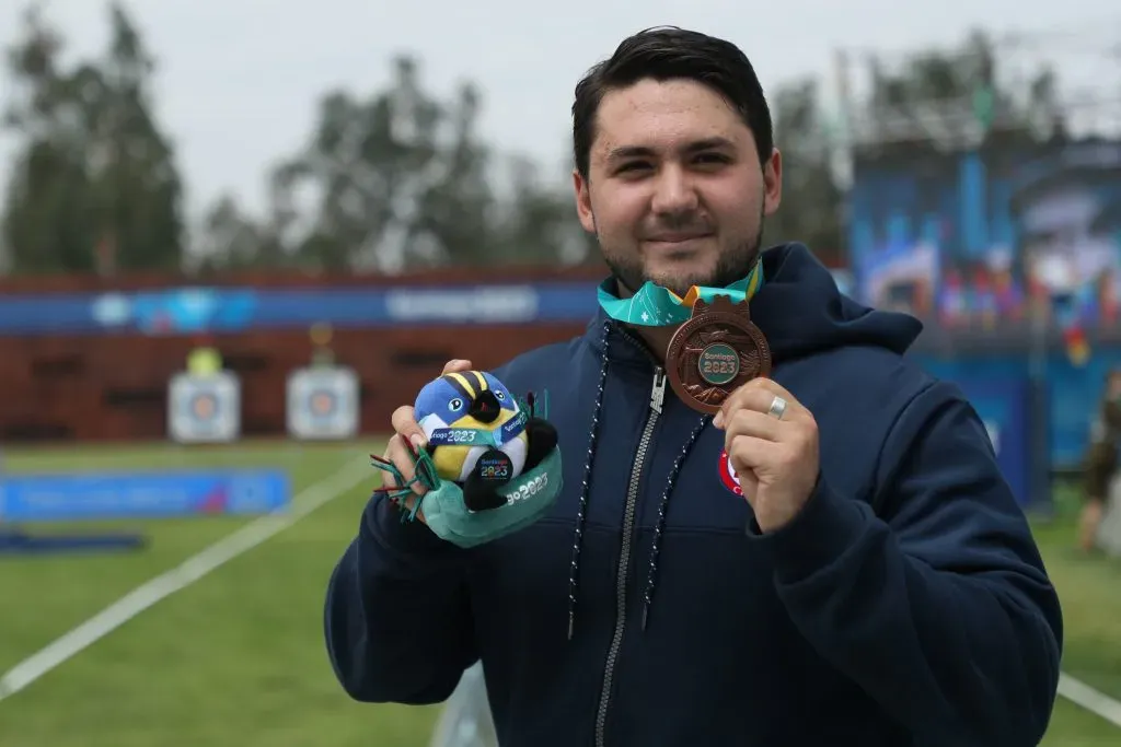 Ricardo Soto le pide una ayudita a una profesora de sus estudios de Enfermería. (Foto de Raul Bravo / Santiago 2023 via Photosport)