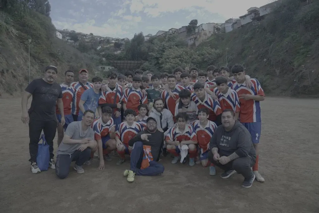 Brereton fue a Valparaíso y hasta jugó con un grupo de niños del Aurora de Chile en medio de los cerros. Foto: HBO Max