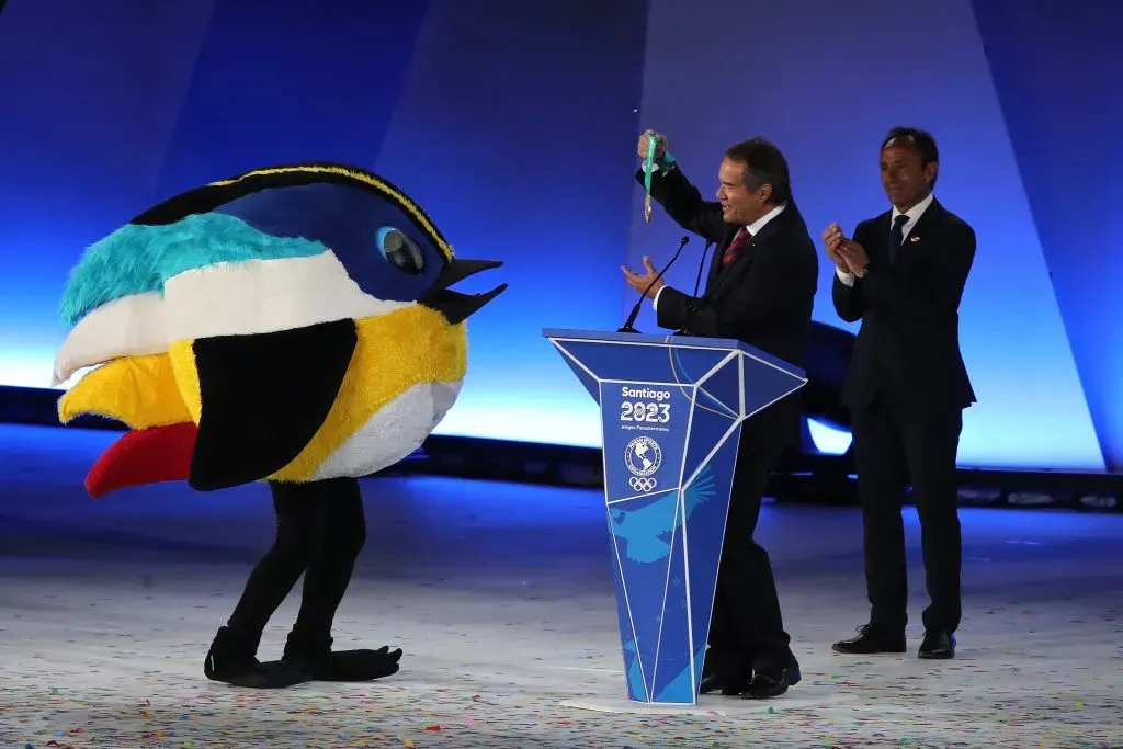 El momento en que Neven Illic le entrega la medalla de oro a Fiu por toda su entrega en los Juegos Panamericanos Santiago 2023. (Foto de Jonnathan Oyarzun/Santiago 2023 vía Photosport).