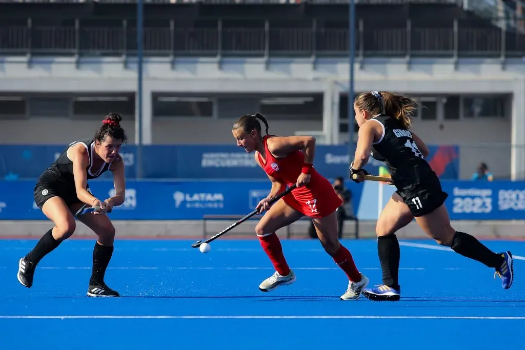 Laura Müller en acción por Las Diablas ante Canadá por el bronce de Santiago 2023. Estará en el Mundial junior de hockey césped femenino que organizará Chile. (FOTO: JORGE DIAZ).