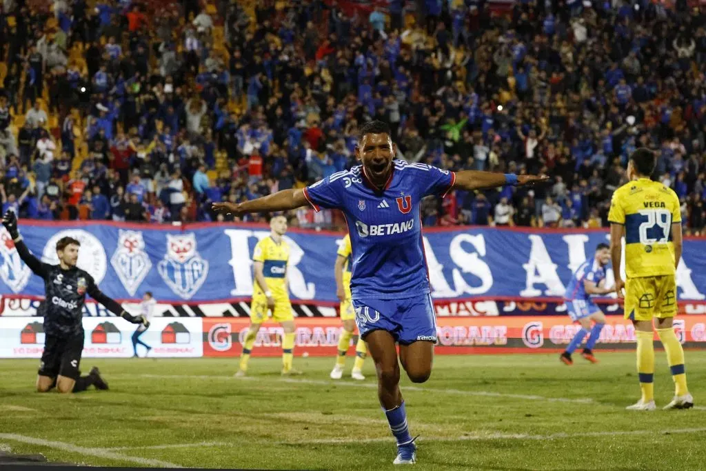 Palacios celebró con todo el gol del empate, que luego fue anulado por el VAR en el minuto 96. Foto: Dragomir Yankovic/Photosport