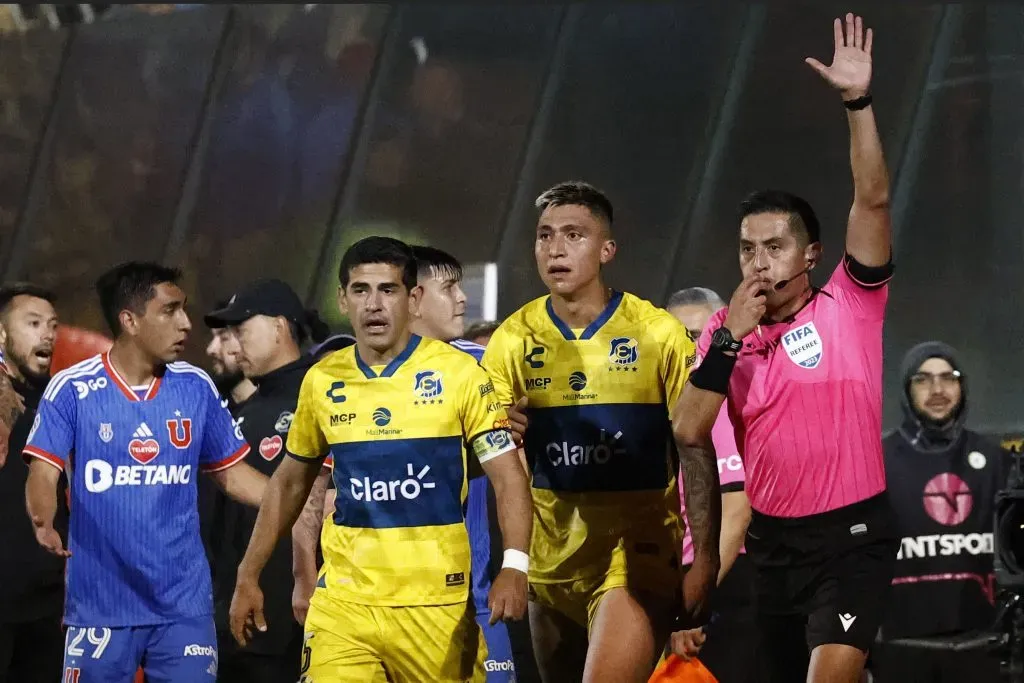 Francisco Gilabert anula el gol de Universidad de Chile, que le daba el empate en el último minuto. Foto: Dragomir Yankovic/Photosport