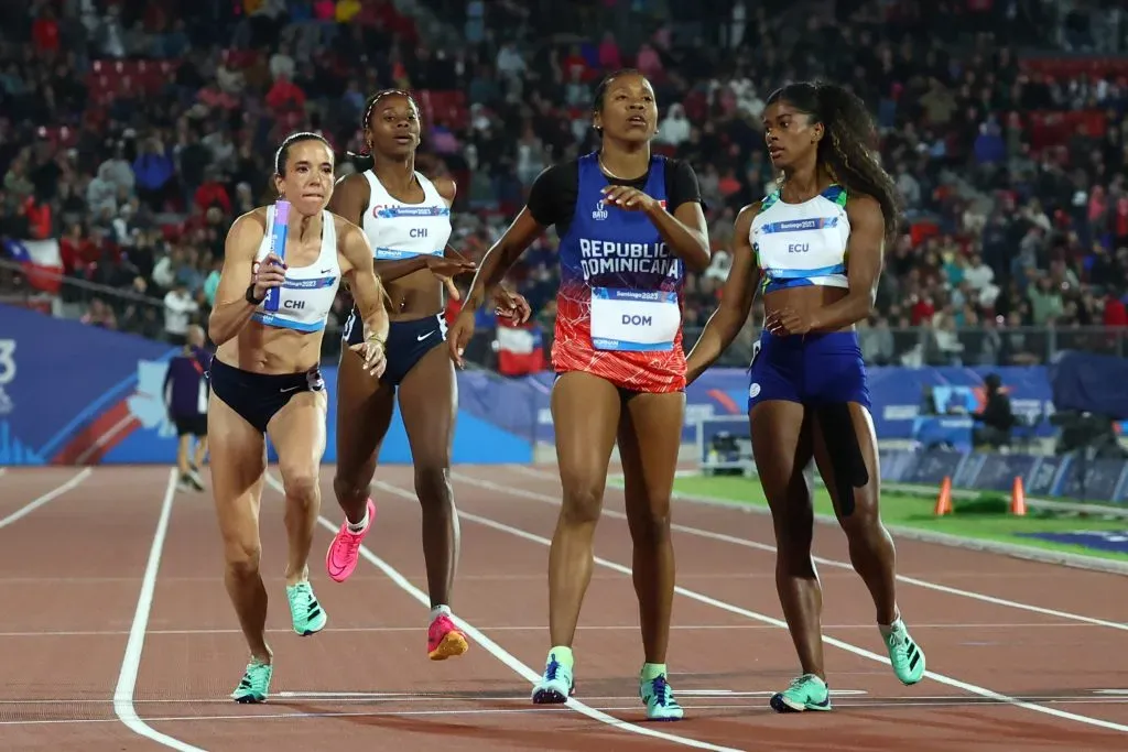 María Fernanda Mackenna con Berdine Castillo durante la final de los 4×400 metros con relevos en los Juegos Panamericanos Santiago 2023, donde terminaron en el sexto puesto. (Foto de Marcelo Hernandez/Santiago 2023 via Photosport).